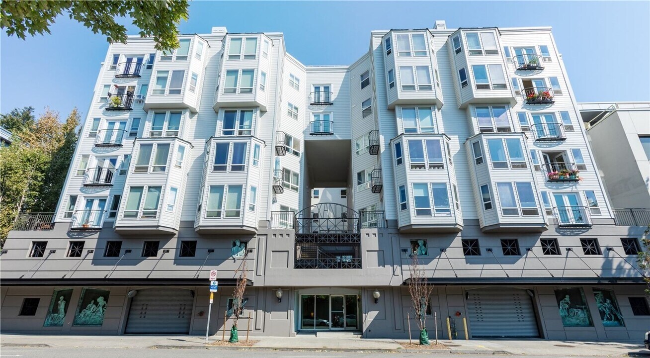 3028 Western Ave in Seattle, WA - Building Photo