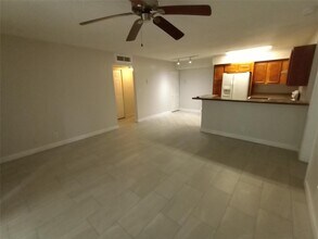 751 Lyons Rd in Coconut Creek, FL - Foto de edificio - Building Photo