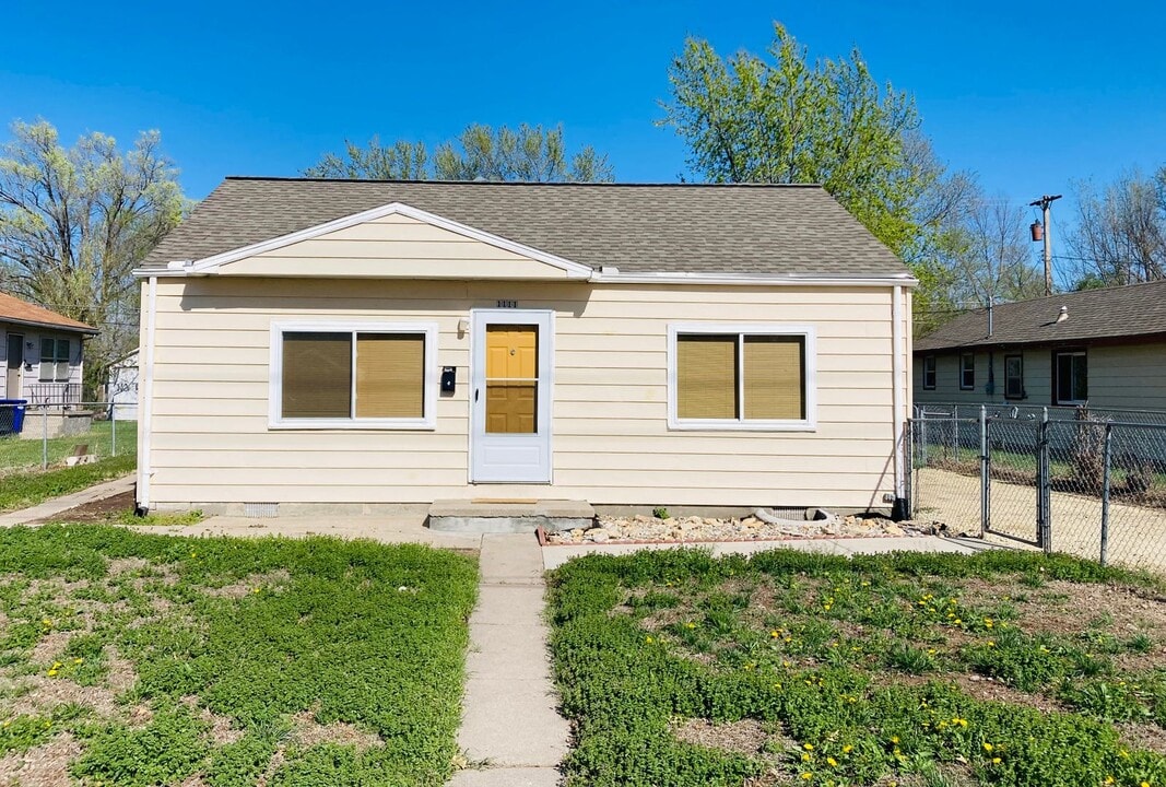 1111 N Eisenhower Dr in Junction City, KS - Building Photo