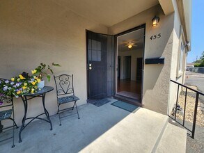 455 Central Ct in San Leandro, CA - Foto de edificio - Building Photo