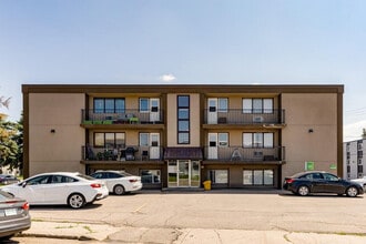 Reed Manor in Regina, SK - Building Photo - Building Photo