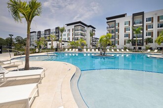 Arya in St. Petersburg, FL - Foto de edificio - Building Photo