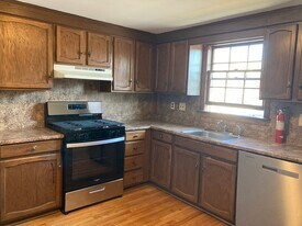 10 Pine Ave, Unit 10 in Arlington, MA - Building Photo