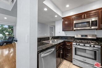 5325 Newcastle Ave in Los Angeles, CA - Building Photo - Building Photo