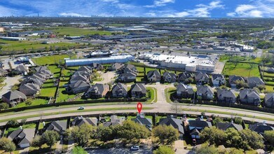 323 N Esplanade Ln in Stafford, TX - Building Photo - Building Photo