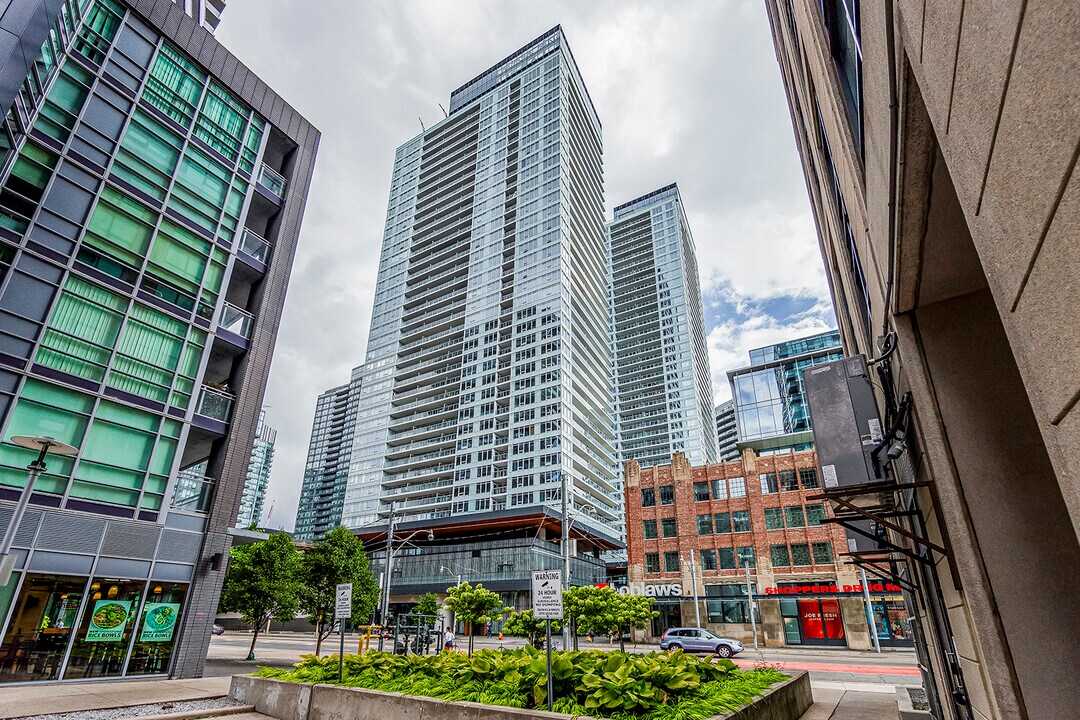 19-919 Bathurst St in Toronto, ON - Building Photo