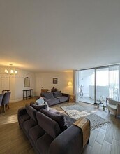 1200 NE Miami Gardens Dr in North Miami Beach, FL - Building Photo - Building Photo