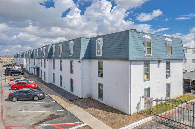 Raintree Apartments in Pasadena, TX - Building Photo - Building Photo