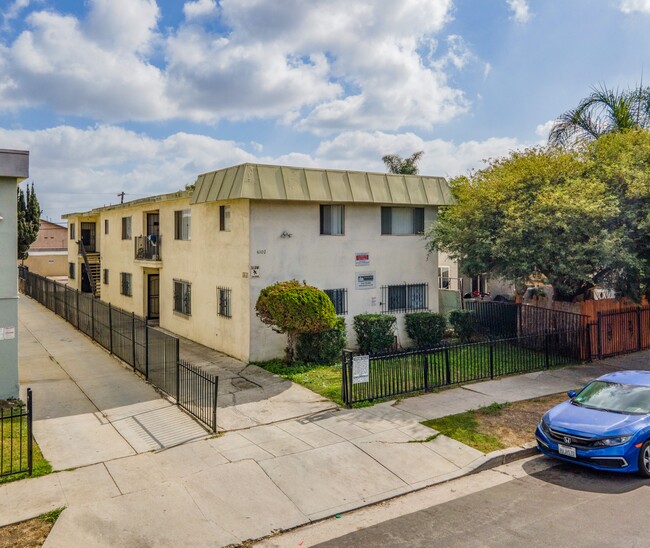 6102 11th Ave in Los Angeles, CA - Foto de edificio - Building Photo