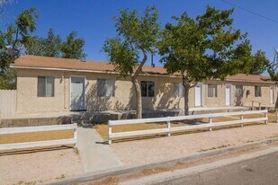 2634 Desert St, Unit 8 in Rosamond, CA - Building Photo
