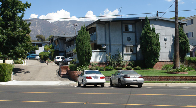 2705 Montrose Ave in Montrose, CA - Foto de edificio - Building Photo