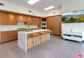 2929 Passmore Dr in Los Angeles, CA - Foto de edificio - Building Photo