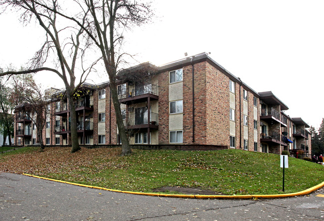 The Provinces in Little Canada, MN - Foto de edificio - Building Photo