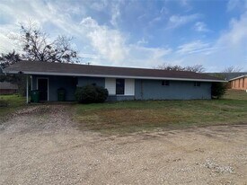 908 Circle Dr in Bowie, TX - Building Photo