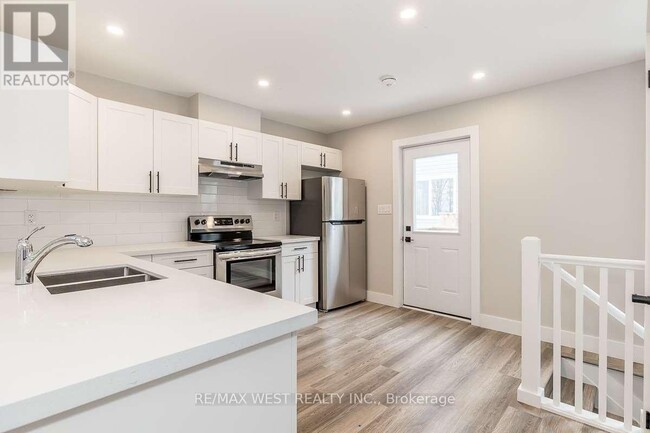172 Cundles Rd W in Barrie, ON - Building Photo - Building Photo