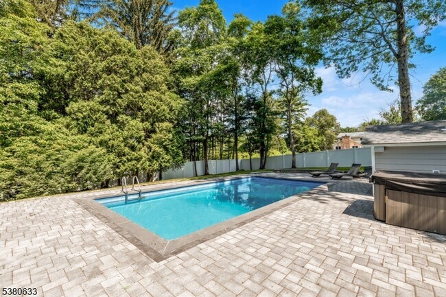 11 Stevenson Ln in Upper Saddle River, NJ - Building Photo - Building Photo