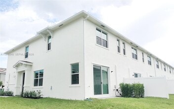 400 SE Crossoak Ln in Port St. Lucie, FL - Building Photo - Building Photo