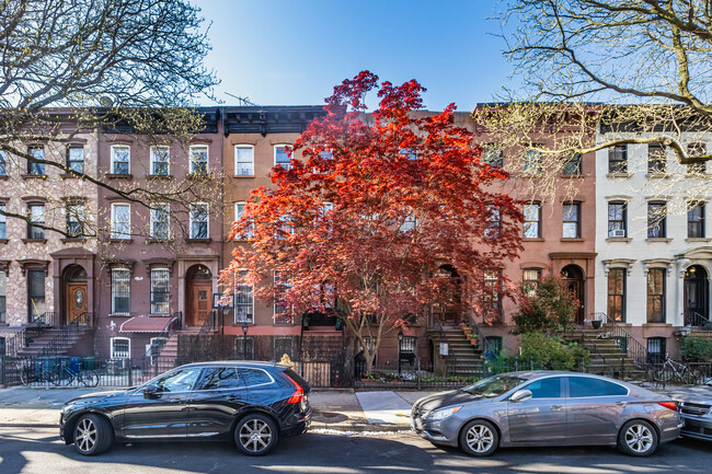 300 Macon Street in Brooklyn, NY - Foto de edificio - Building Photo