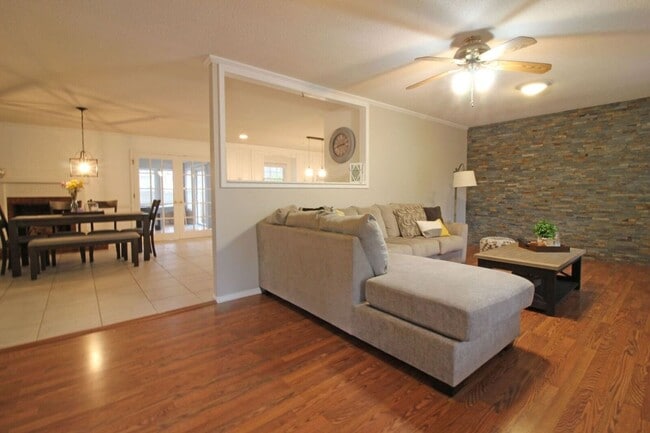 303 Dobbs Dr SE in La Grange, NC - Building Photo - Building Photo