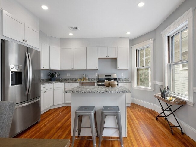 261 Walnut St, Unit 3 in Brookline, MA - Building Photo - Building Photo