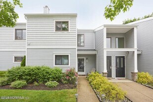 22 Beverly Ct in Tinton Falls, NJ - Building Photo