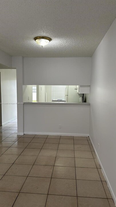 4007 Lakeside Dr, Unit 4007 in Tamarac, FL - Building Photo