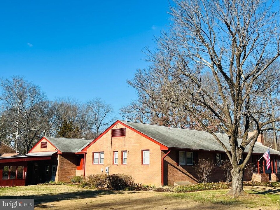 3900 Laurel Rd in Alexandria, VA - Building Photo