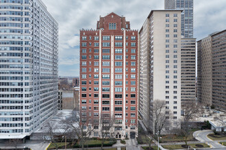 Lake Shore Towers in Chicago, IL - Building Photo - Building Photo