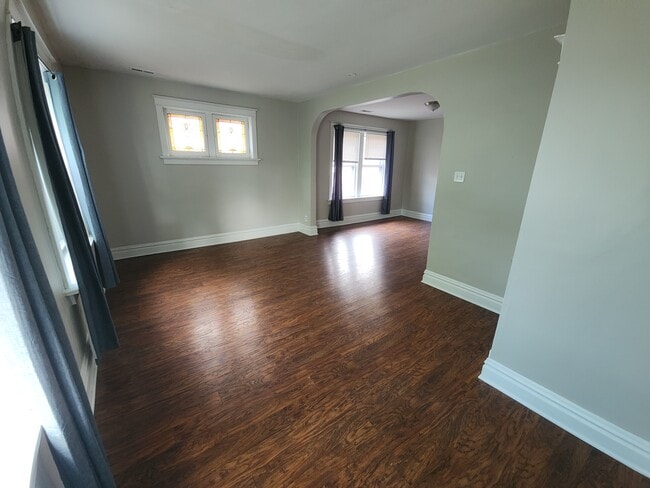 5036 Chippewa St, Unit 2nd floor