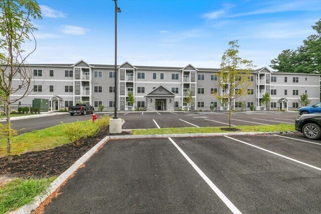 10100 S Willow St in Manchester, NH - Foto de edificio - Building Photo