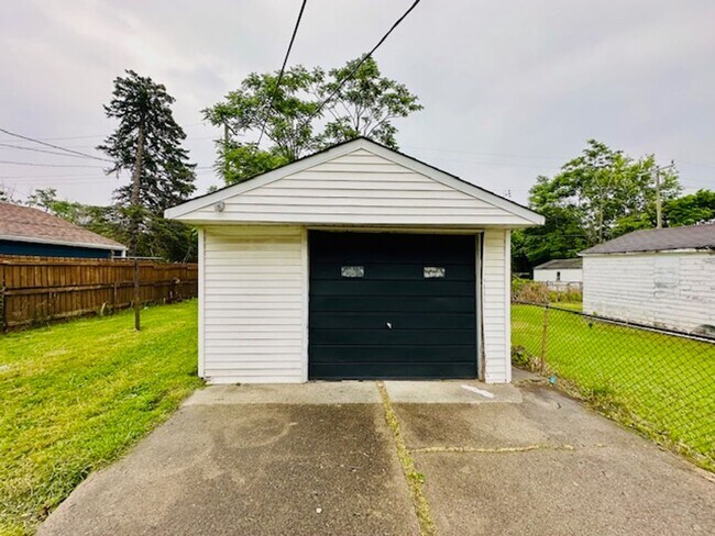 8240 Artesian St in Detroit, MI - Building Photo - Building Photo