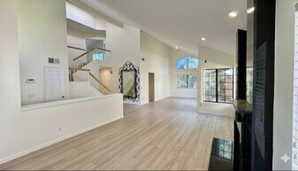 5813 Serrania Ave in Los Angeles, CA - Building Photo