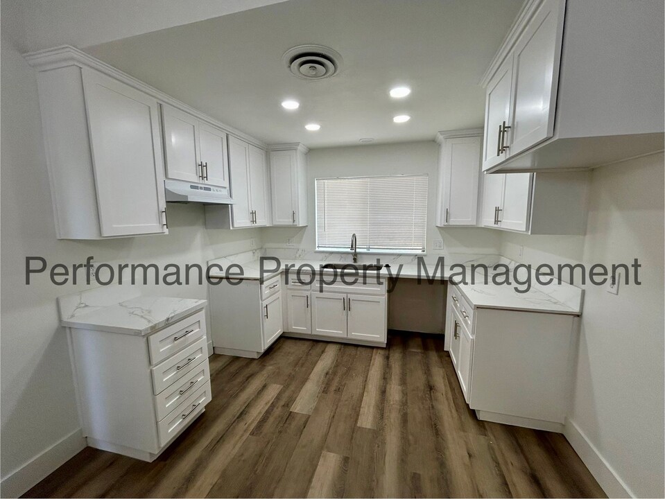3508 Sesame St in Bakersfield, CA - Building Photo