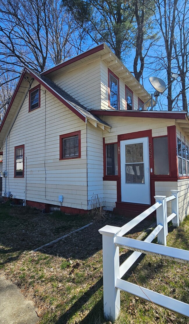 235 Foxon Rd in East Haven, CT - Foto de edificio - Building Photo