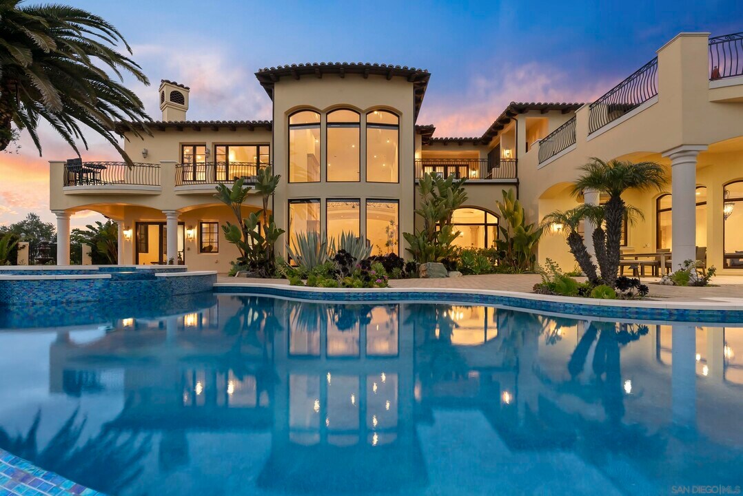 18233 Via Ambiente in Rancho Santa Fe, CA - Building Photo