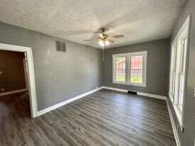 495 Jamestown St in Russell Springs, KY - Building Photo
