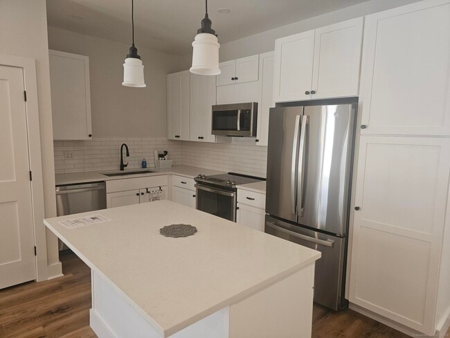 138 Boston Post Rd in East Lyme, CT - Building Photo - Building Photo