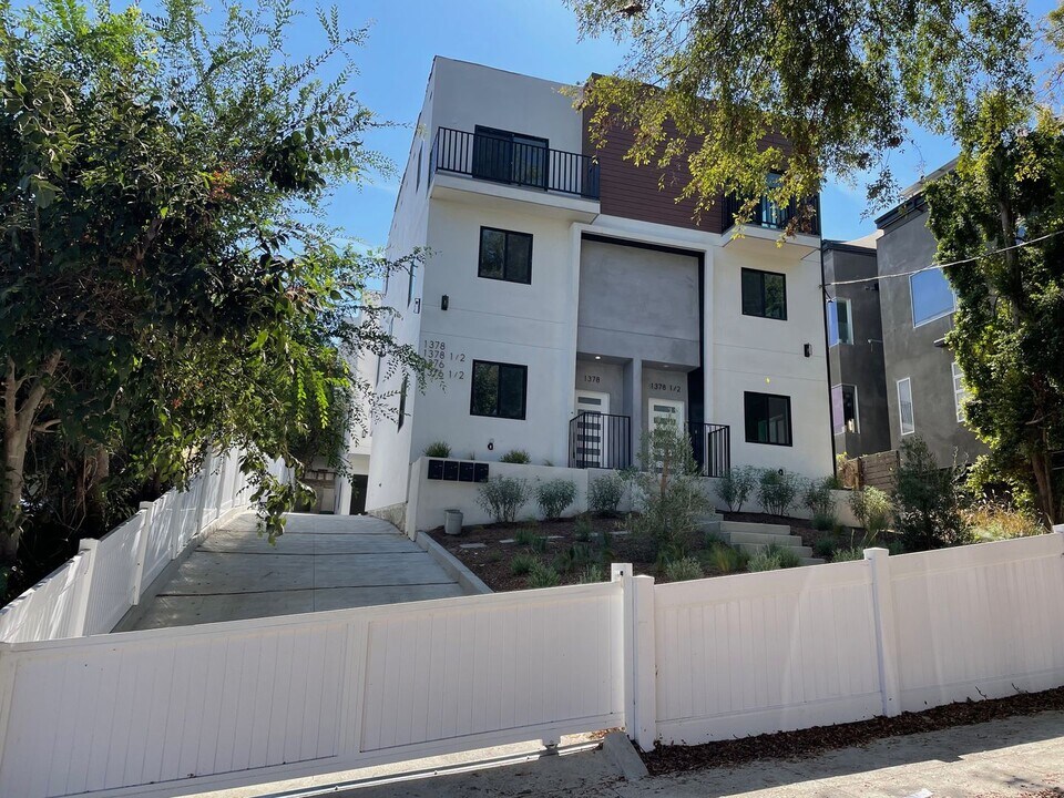 1376 Edgecliffe Dr in Los Angeles, CA - Building Photo