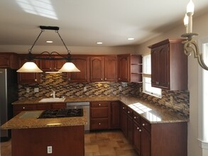 8141 Madrillon Ct in Vienna, VA - Foto de edificio - Building Photo