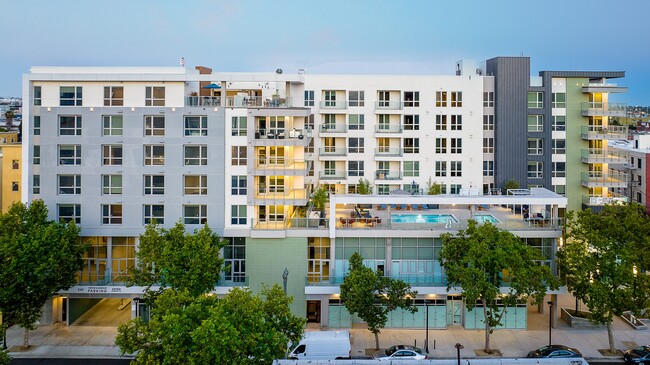 Emerald in Los Angeles, CA - Foto de edificio - Building Photo