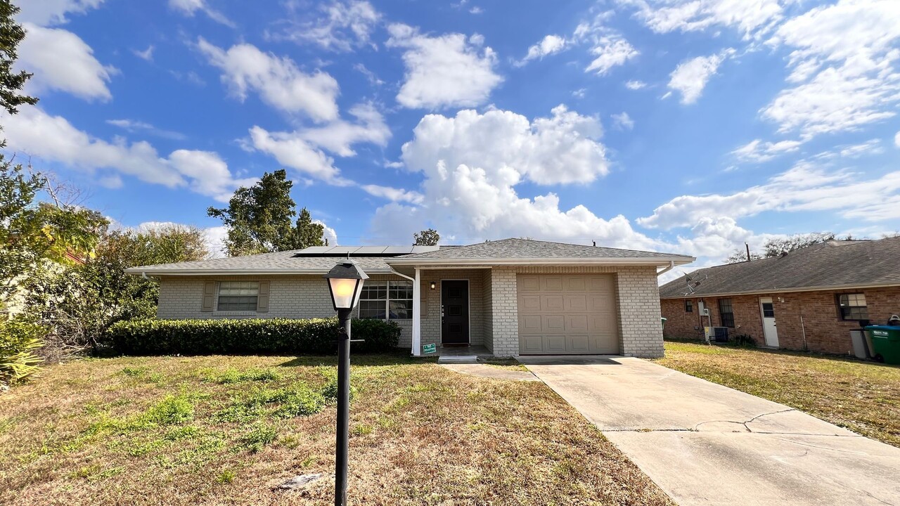 1847 Fayetteville Ave in Deltona, FL - Building Photo