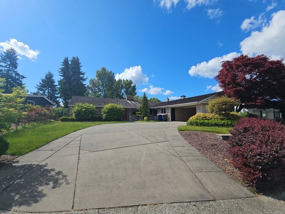 1609 121st Ave SE in Bellevue, WA - Foto de edificio