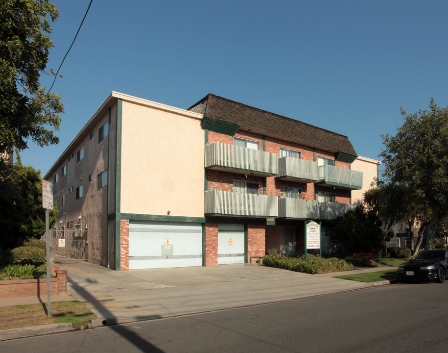 Raymond Manor in Gardena, CA - Building Photo