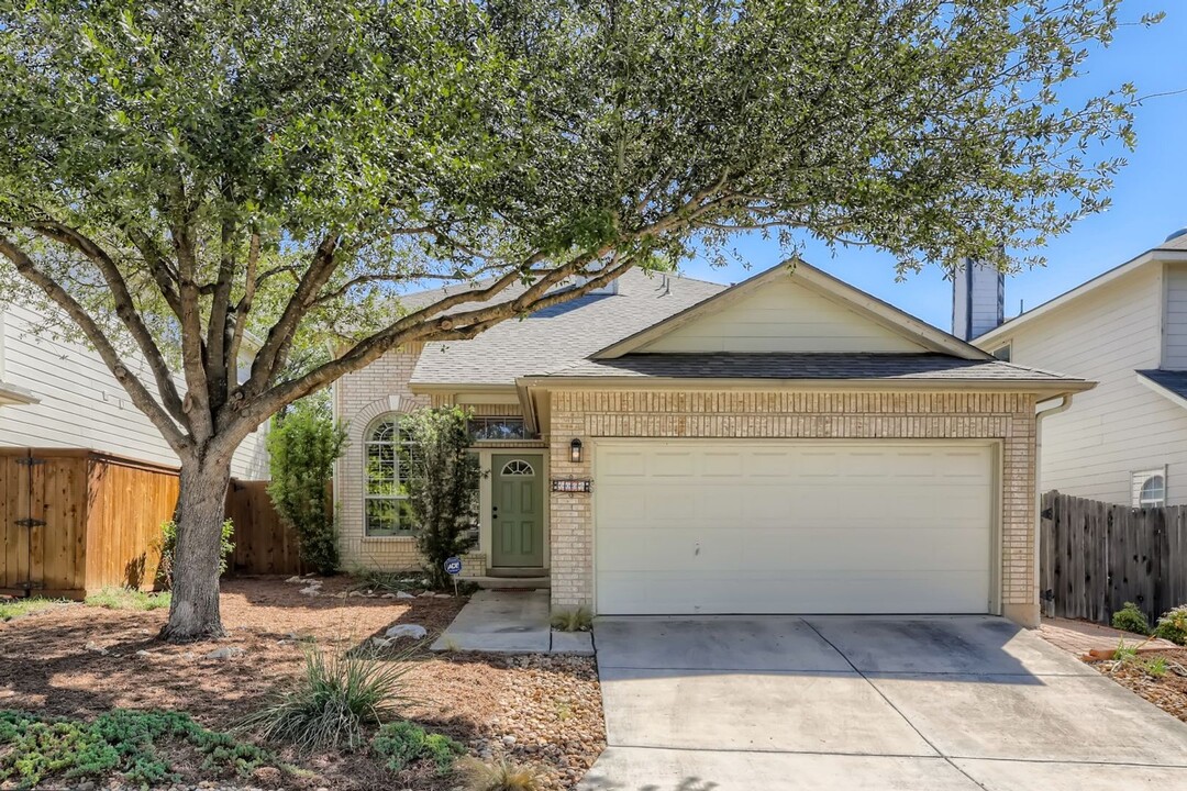 6006 Wood Pass in San Antonio, TX - Building Photo