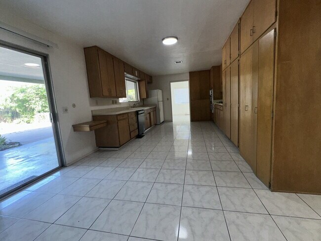 11384 Campus St in Loma Linda, CA - Building Photo - Building Photo