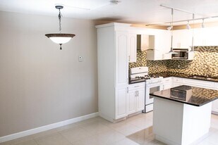 70 Lake Arbor Dr in Palm Springs, FL - Building Photo
