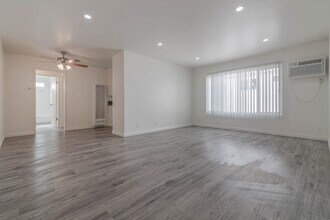 13218 Barbara Ann St in North Hollywood, CA - Foto de edificio - Building Photo