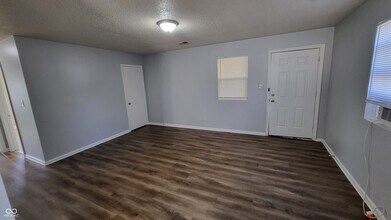 6149 Commodore Dr in Indianapolis, IN - Building Photo - Building Photo