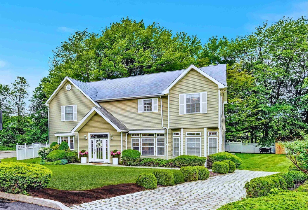 8 Mary Ct in Mahwah, NJ - Building Photo