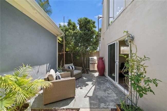 215 Monterey Dr, Unit Studio in Laguna Beach, CA - Building Photo - Building Photo